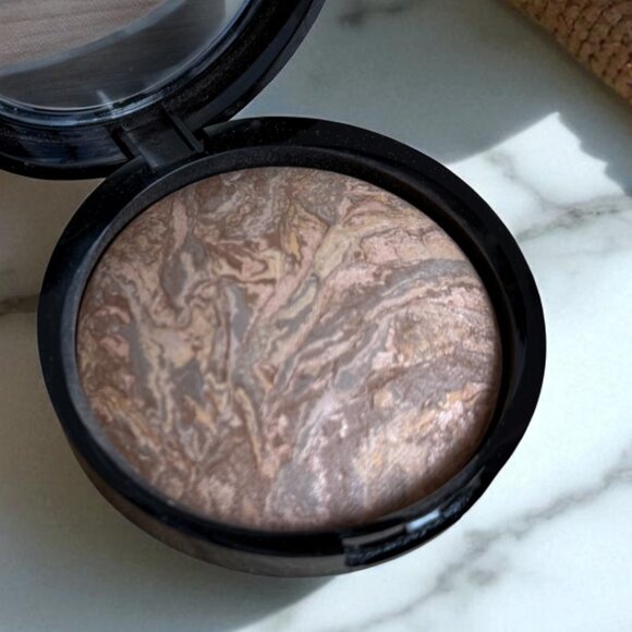 Laura Geller NEW Baked Balance-n-Glow Illuminating Foundation Medium Shade - Picture 7 of 8